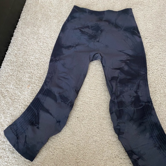 Lulu Lemon, High Rise Crop, Size 2 - Picture 2 of 4